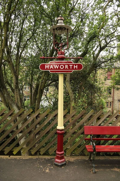 Een Bestemming Bord Gemonteerd Een Traditioneel Station Lantaarn Haworth Station — Stockfoto