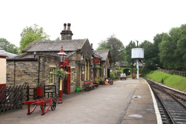 Keighley ve Worth Valley Demiryolu 'ndaki Oxenhope İstasyonu' nun manzarası. Demiryolu, Demiryolu Çocukları filminde kullanıldı..