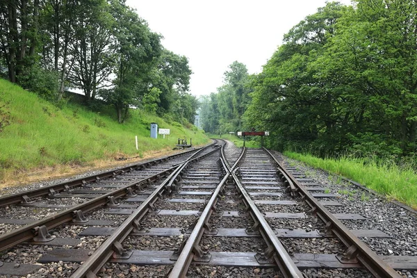 線路の眺め 北イングランドの歴史あるキーレイ アンド ワース バレー鉄道の鉄道線路沿いの景色 — ストック写真