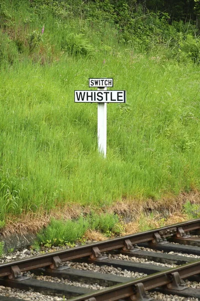 Свисток Железнодорожного Знака Вид Железнодорожный Путь Знаку Требующему Встречные Поезда — стоковое фото