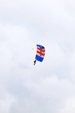 RAF Falcons Paraşüt Ekran Takımı 'ndan bir paraşütçü Silverstone, İngiltere semalarında performans sergiliyor.