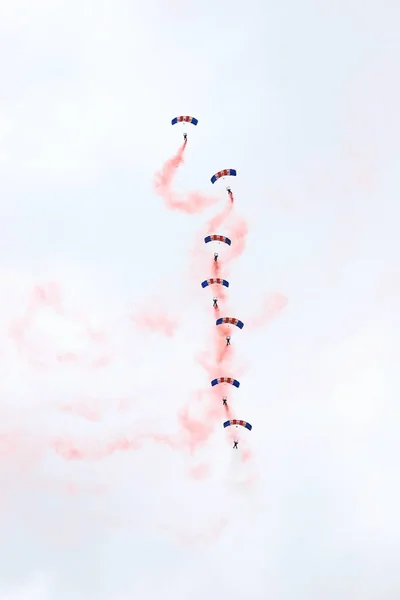 Raf Falcons Paraşüt Ekran Takımı Silverstone Ngiltere Semalarında Performans Sergiliyor — Stok fotoğraf