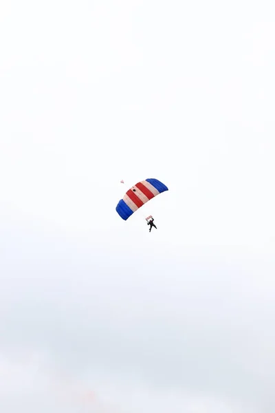 Parachutist Raf Falcons Parachute Display Team Performs Skies Silverstone England — Stock Photo, Image