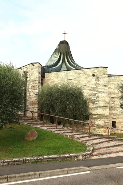 Över Den Moderna Kyrkan San Francesco Colombare Sirmione Sirmione Stad — Stockfoto