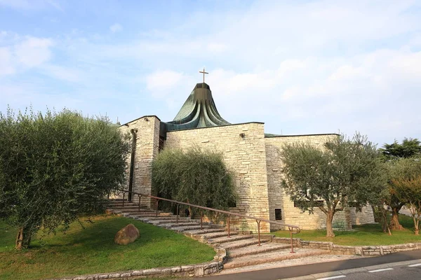 Över Den Moderna Kyrkan San Francesco Colombare Sirmione Sirmione Stad — Stockfoto