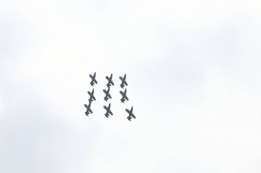 İtalyan Hava Kuvvetleri Aerobatik Gösteri Ekibi Frecce Tricolori Sirmione üzerinde bir hava gösterisi düzenliyor. Sirmione Kuzey Doğu İtalya 'da Garda Gölü kıyısında..