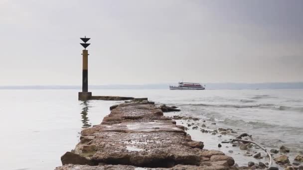 Una Mañana Brumosa Vista Más Allá Poste Marcador Lago Garda — Vídeos de Stock