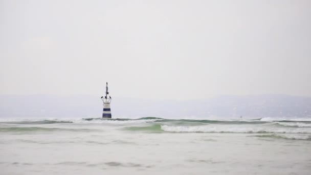 Het Gardameer Een Mistige Morgen Uitzicht Langs Een Marker Post — Stockvideo