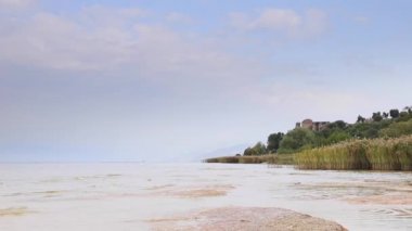 Grotte di Catullo harabelerine doğru sisli bir sabah manzarası. Sirmione 'de bir Roma villası. Kuzey Doğu İtalya' da Garda Gölü kıyısında..
