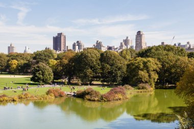 Kaplumbağa göleti manzarası Central Park 'ta, New York' ta Amerika Birleşik Devletleri 'nde sakin bir sonbahar sabahında.