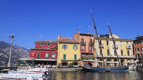 Vista Outro Lado Orla Malcesine Malcesine Uma Cidade Turística Beira — Vídeo de Stock