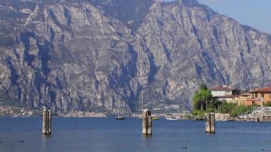 Garda Gölü Manzarası. Malcesine 'in kuzeyindeki manzara. Malcesine, Kuzey Doğu İtalya 'da Garda Gölü kıyısında bir tatil köyüdür..