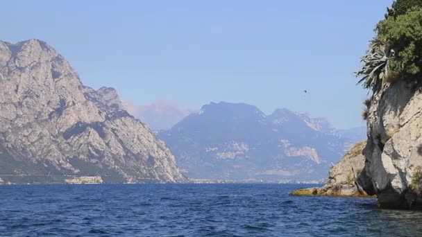 嘉达湖景 从马尔塞纳向加尔达湖以北的景色 马尔塞纳是意大利东北部加尔达湖畔的一个度假小镇 — 图库视频影像