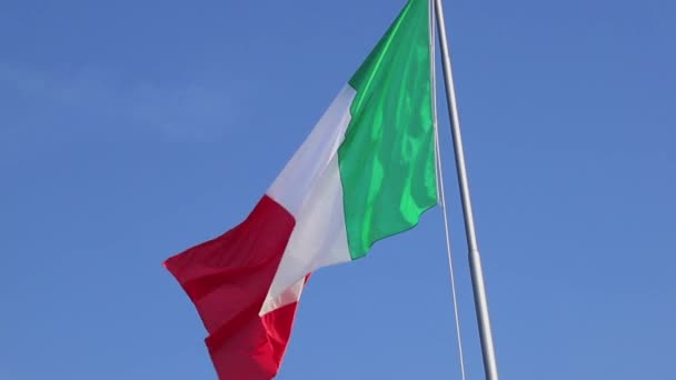 Egy Olasz Zászló Lobogott Szélben Egy Gyönyörű Kék Égbolton — Stock videók
