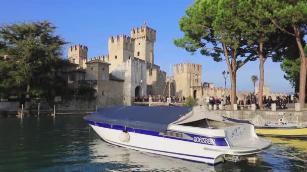 シルミオーネ城のタイムラプス記録 シルミオーネ城は 北東部イタリアのガルダ湖のリゾートタウンへのゲートウェイをマークします — ストック動画