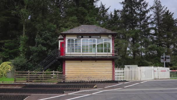 Steam Train Guarda Escocês Dirige Dalesman Através Low House Crossing — Vídeo de Stock