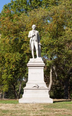 Central Park 'taki Alexander Hamilton Anıtı, Amerika Birleşik Devletleri' ndeki New York Şehri manzarası.