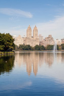 Jackie Onassis Barajı. Jackie Onassis Reservoir karşısındaki manzara Central Park 'ta, New York' ta Amerika Birleşik Devletleri 'nde sakin bir sonbahar sabahında.