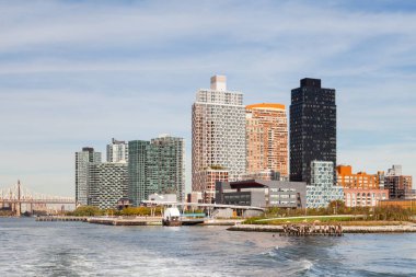 Hunter 's Point Güney Feribot Terminali. Long Island City, New York 'taki Hunter' s Point Güney Feribot Terminali, Amerika Birleşik Devletleri 'nde Doğu Nehri' nden izlenmektedir..