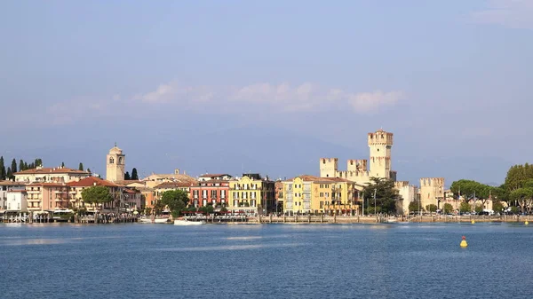 Sirmione tatil köyünün manzarası. Sirmione, Kuzey Doğu İtalya 'da Garda Gölü' nün kıyısında ve Scaligero Kalesi ufuk çizgisine hakim..