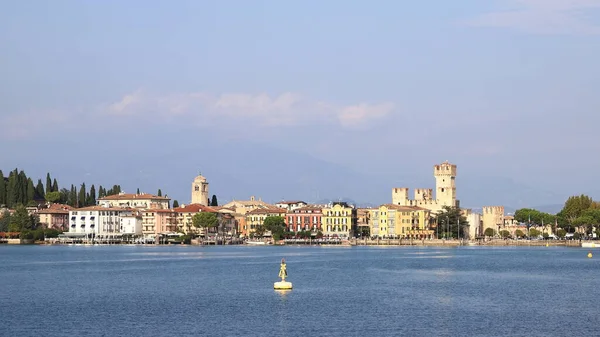 Vista Para Cidade Resort Sirmione Sirmione Está Beira Lago Garda — Fotografia de Stock