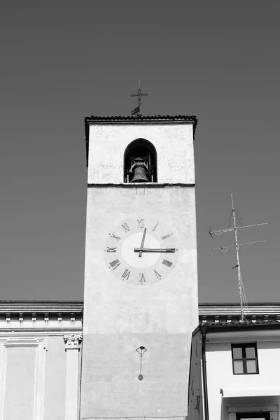 圣玛利亚 玛达莲娜主教座堂位于Desenzano的Santa Maria Maddalena大教堂钟楼的景观 德尚扎诺是意大利加尔达湖畔的一个度假小镇 — 图库照片