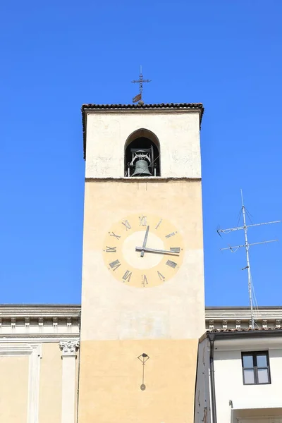 サンタ マリア マダレナ大聖堂 デセンツァーノのサンタ マリア マッダレーナ大聖堂の時計塔の眺め デセンツァーノ Desenzano イタリアのガルダ湖のほとりにあるリゾートタウン — ストック写真