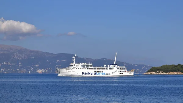 ケルキラ線の旅客 ロロ貨物船ケルキラ エクスプレスは ギリシャのコルフ島沖にあります 1991年に建造された — ストック写真