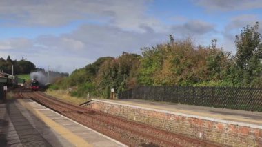 Korunmuş buharlı lokomotif Alberta, Kuzey İngiltere 'deki Carlisle demiryolundaki Lazonby İstasyonu üzerinden Cumbrian Dağ Ekspresi' ne başkanlık ediyor..