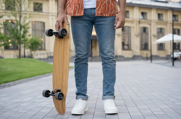 Pemuda Bergaya Mengenakan Pakaian Santai Sepatu Putih Memegang Skateboard Berdiri — Stok Foto