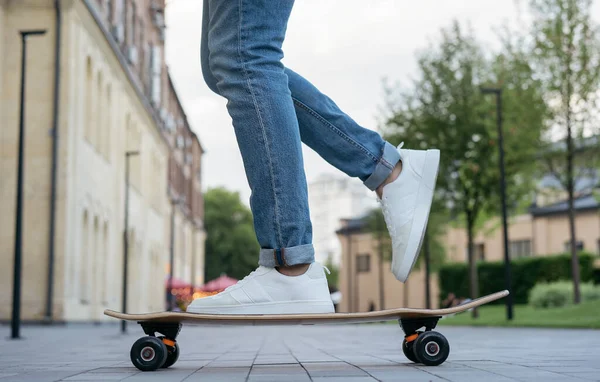 Seorang Pria Naik Skateboard Jalanan Kota Konsep Gaya Hidup Aktif — Stok Foto