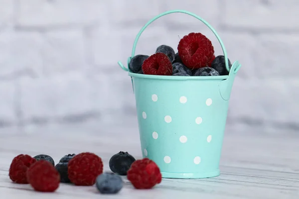 Sulu böğürtlen ve böğürtlen mavi kovada