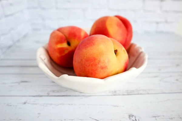 Ripe Red Yellow Bright Peaches Lie White Plate Healthy Eating — Stock Photo, Image