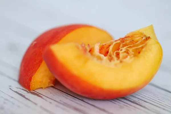 Rijpe Rood Gele Perzik Wordt Partjes Gesneden Gezond Eten Fruitdieet — Stockfoto