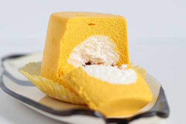 Bir parça tatlı ve lezzetli pasta yakın plan. Macro vuruldu. Doğum günü pastası.