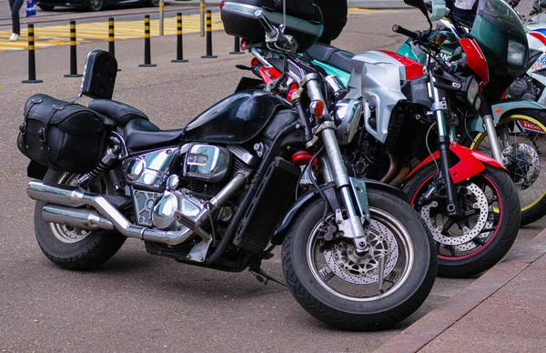Dopravní Motocykly Stojí Řadě Blízkosti Výškových Budov Závodní Motocykly — Stock fotografie