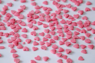 Beyaz arka planda pembe tatlı kalpler.