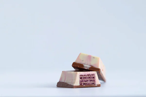 Вафлі Солодкого Десерту Вкриті Білим Молочним Шоколадом Всередині Шар Ягід — стокове фото