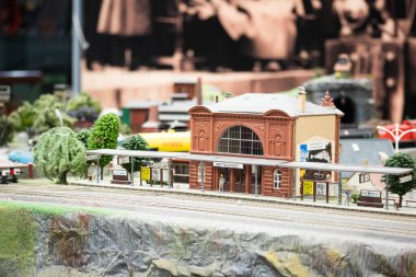 Minyatür modeller, minyatür oyuncak binalar, arabalar ve insanlar. Şehir yerleşimi. Minyatür askeri teçhizat, uçak, araba ve retro ulaşım müzesi. Şehir modelleri.