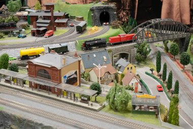 Minyatür modeller, minyatür oyuncak binalar, arabalar ve insanlar. Şehir yerleşimi. Minyatür askeri teçhizat, uçak, araba ve retro ulaşım müzesi. Şehir modelleri.