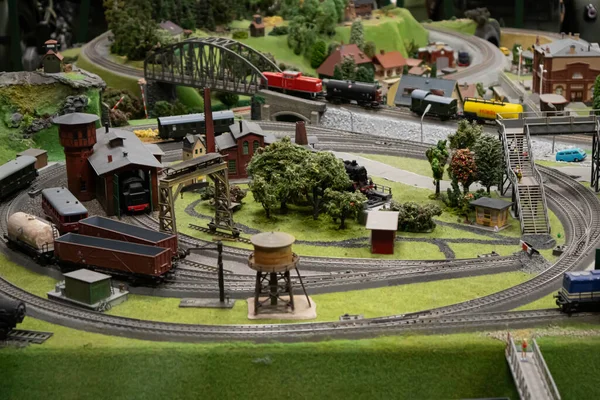 Minyatür modeller, minyatür oyuncak binalar, arabalar ve insanlar. Şehir yerleşimi. Minyatür askeri teçhizat, uçak, araba ve retro ulaşım müzesi. Şehir modelleri.