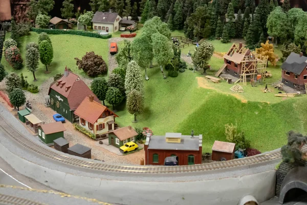 Minyatür modeller, minyatür oyuncak binalar, arabalar ve insanlar. Şehir yerleşimi. Minyatür askeri teçhizat, uçak, araba ve retro ulaşım müzesi. Şehir modelleri.