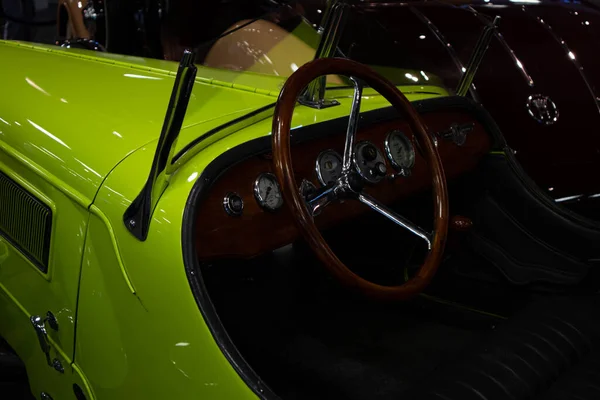 Die Motorhaube Eines Grünen Oder Gelben Retro Autos Lackierter Glänzender — Stockfoto