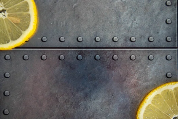 Gri metal arka planda parlak sarı sulu limon dilimi. bireysel metin için kopyalama alanı ile.