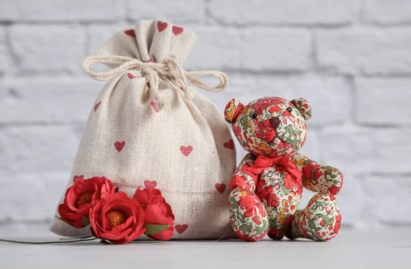 Sac Textile Avec Cadeau Des Coeurs Rouges Sont Représentés Sur — Photo