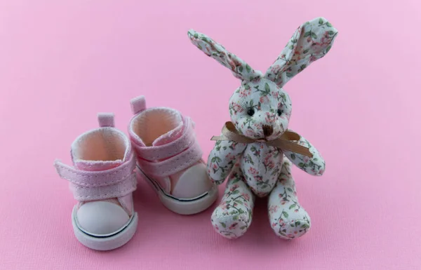 Chaussures Rose Pour Enfants Sur Délicat Fond Rose Lapin Textile — Photo