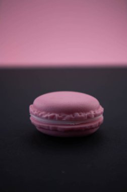 Makarnalar fotokopi alanında. Siyah arka planda mükemmel bir Fransız badem kurabiyesi ya da kurabiye. Üst görünüm veya düz uzanma