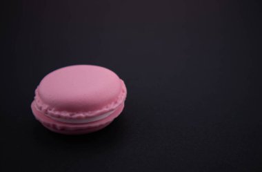 Makarnalar fotokopi alanında. Siyah arka planda mükemmel bir Fransız badem kurabiyesi ya da kurabiye. Üst görünüm veya düz uzanma