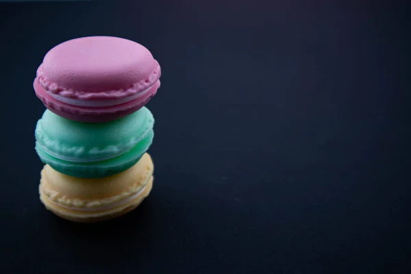 Macarons Franceses Italianos Coloridos Fundo Preto Com Espaço Cópia Para — Fotografia de Stock