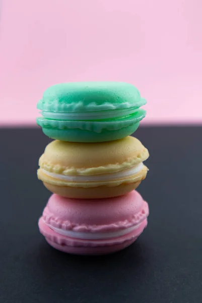 Bunte Französische Oder Italienische Macarons Auf Schwarzem Hintergrund Mit Kopierraum — Stockfoto